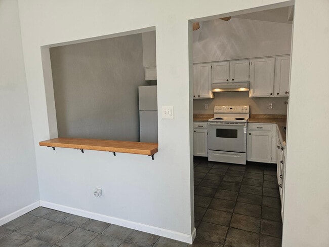 Building Photo - 555 N May