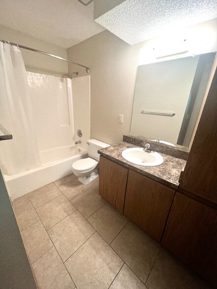 Building Photo - 5120 Emerald Dr