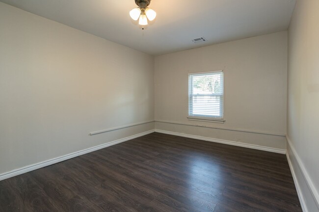 Building Photo - 3 Bed / 1 Bath in West Tulsa!