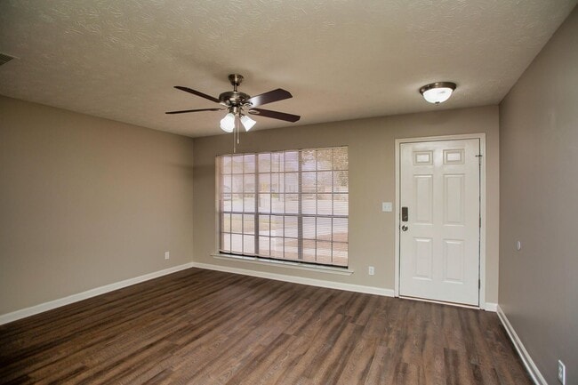 Building Photo - ** 3 Bed 2 Bath located off Wares Ferry rd...