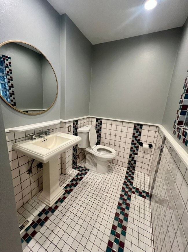 Building Photo - 4 Bedroom, 3.5 Bathroom Home - Located near Sky Lakes and Oregon Tech!