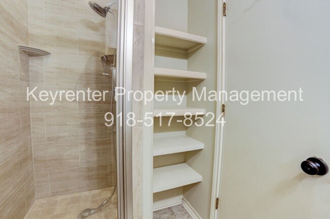 Building Photo - Riverview - Stunning 2 bed 2 bath Townhouse Great Location