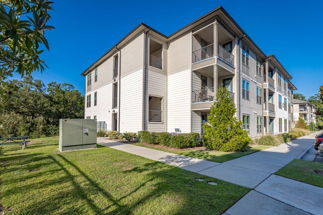 Building Photo - Coastal living right in the middle of Ocea...