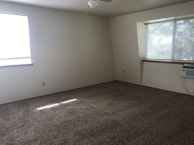 Building Photo - 400 S Morain St