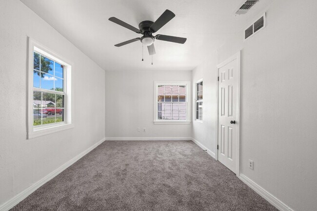 Building Photo - Large & Updated Home, Minutes from Texas Tech