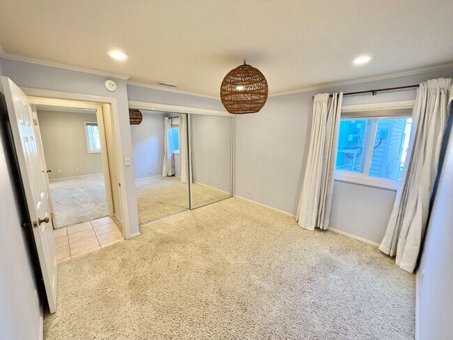 Building Photo - Peninsula Living just steps to the Beach - Garage included