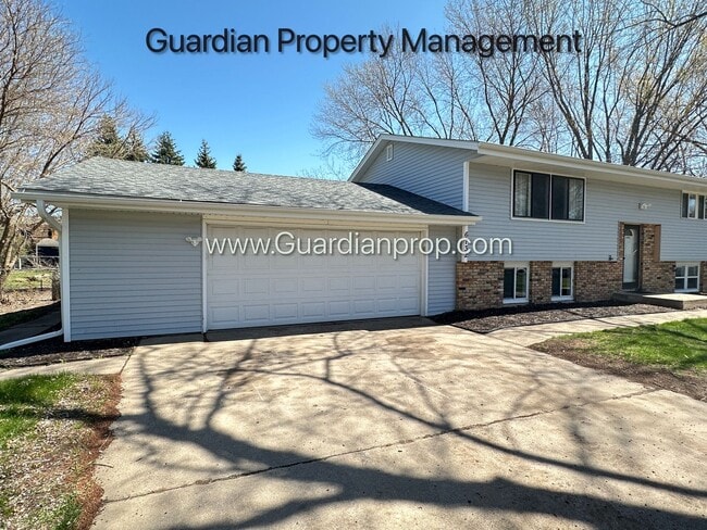 Building Photo - Champlin Single Family Home, Large Fenced Yard, Deck, 2 Car Garage,  Video Tour