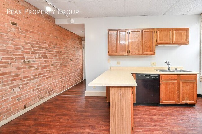 Building Photo - 32 E Hollister St