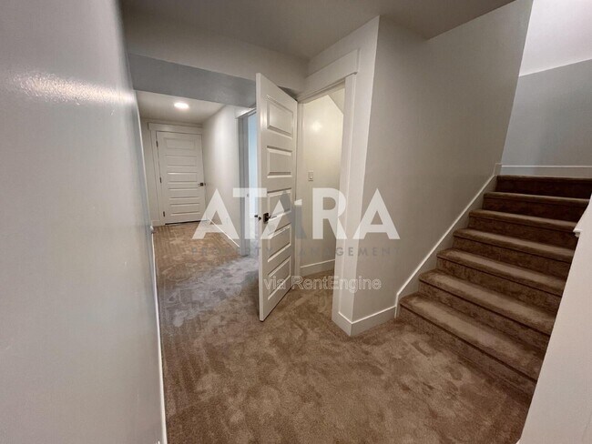 Building Photo - 909 Sagehill Dr
