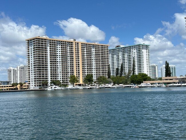 Building Photo - 17150 N Bay Rd