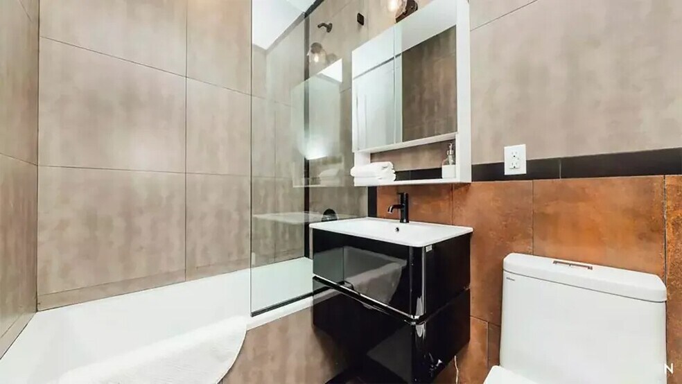 Building Photo - Furnished room/NOT APARTMENT