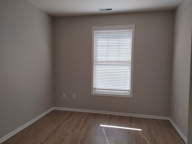 Building Photo - $1,550 | 2 Bedroom, 2 Bathroom Condo | No ...