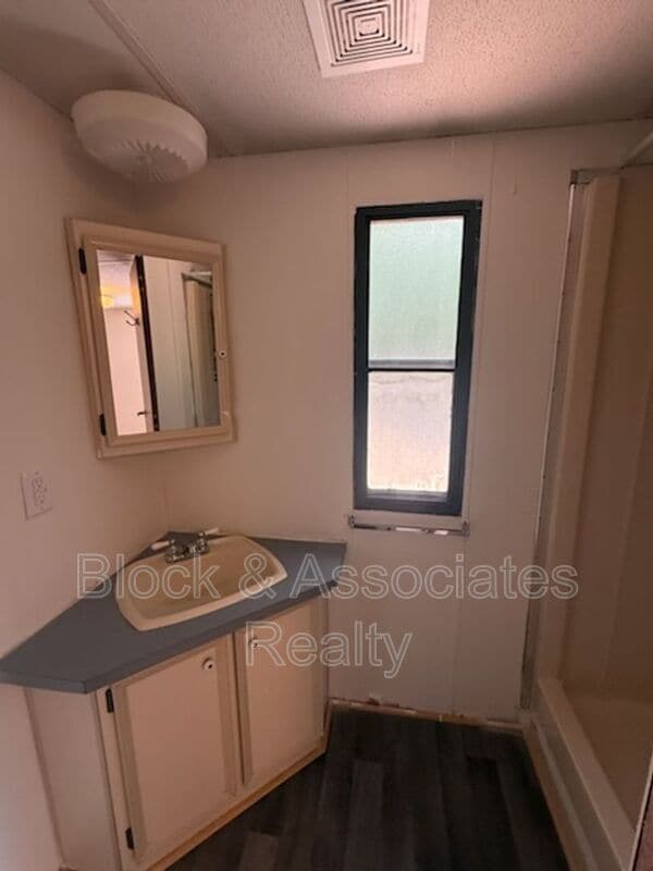Building Photo - 530 Springdale Dr