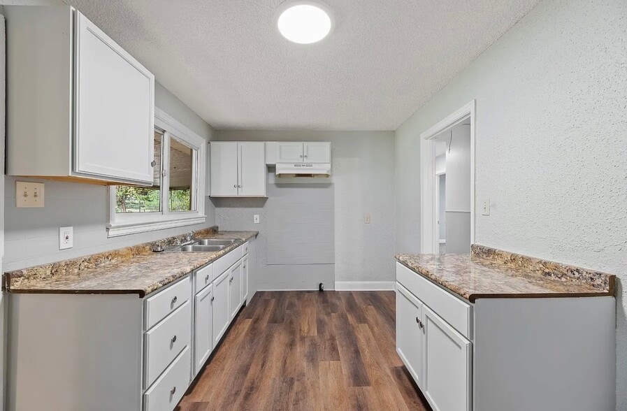 Building Photo - 1829 River Dr