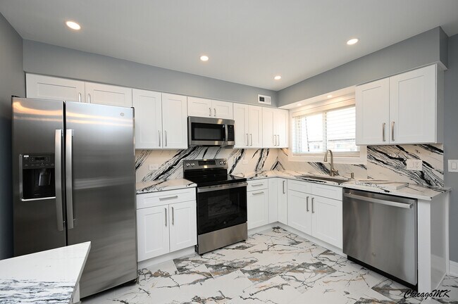 Building Photo - 9381 Bay Colony Dr