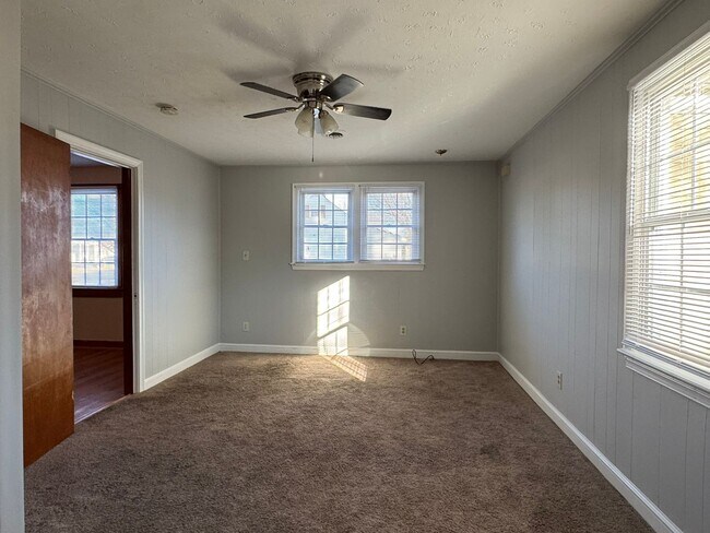 Building Photo - 305 Stonewall Ave