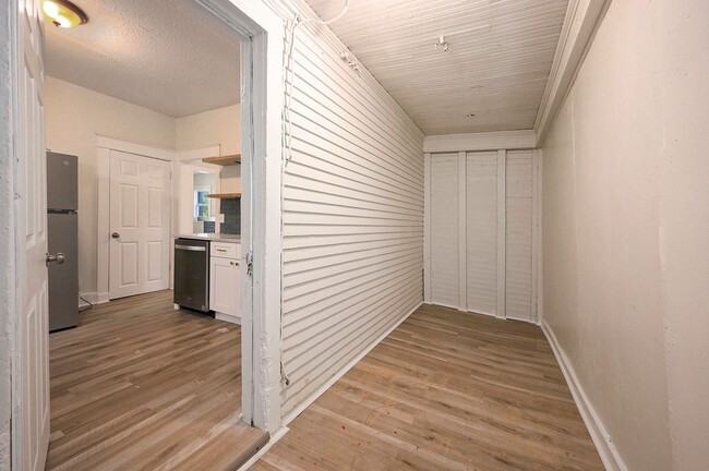 Building Photo - 5 Bedroom Home Near Central Park and Centr...