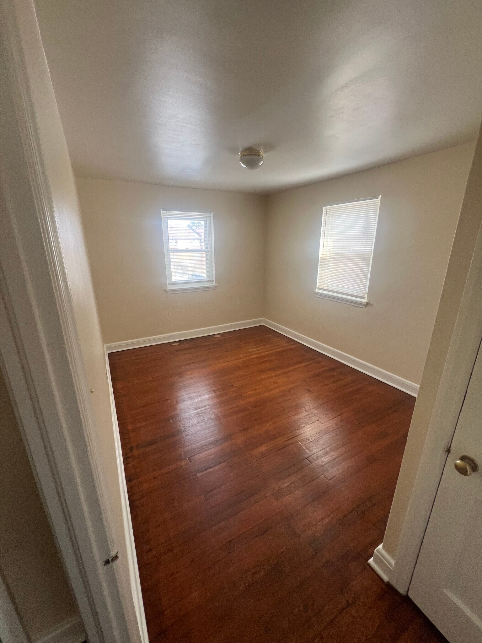 Building Photo - 5554 Midwood Ave