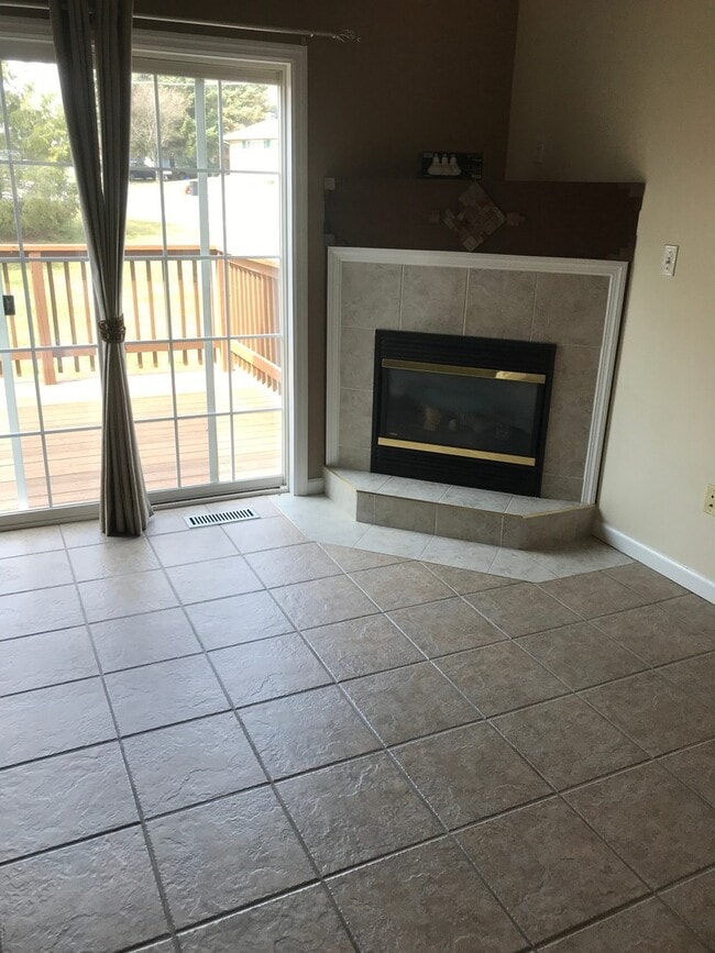 Building Photo - Beautiful State College townhouse available June!