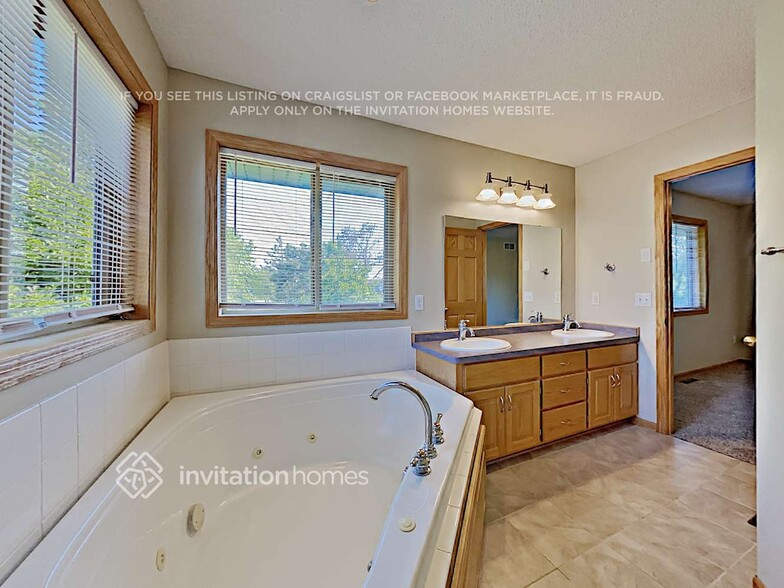 Building Photo - 5043 Ladyslipper Ave N