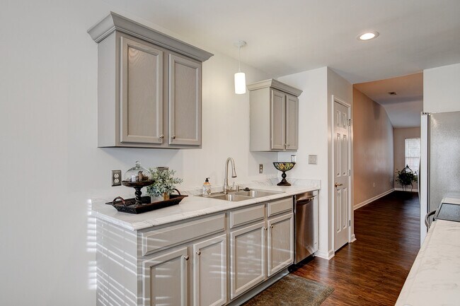 Building Photo - 4 Creekbend Ct