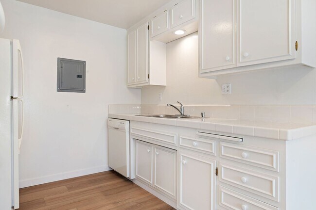 Building Photo - The perfect upstairs location down town Santa Barbara!