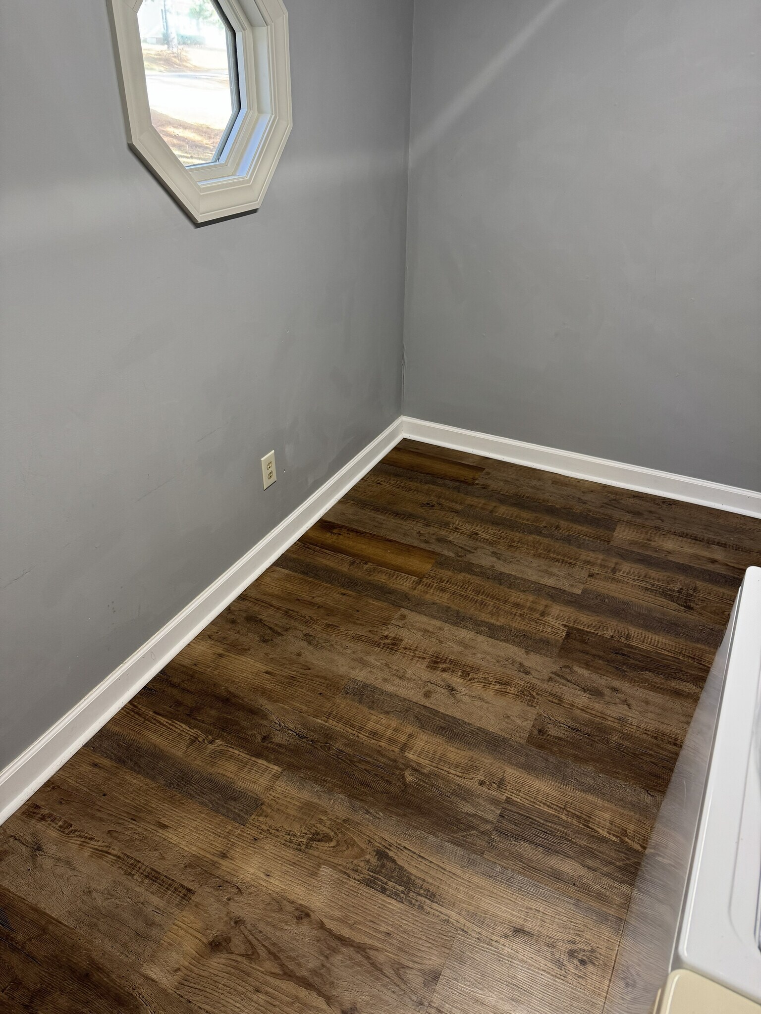 Building Photo - Room in Apartment on Knollwood Dr