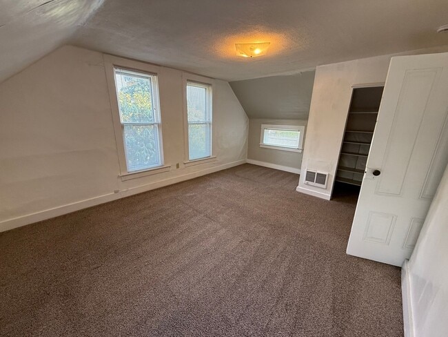 Building Photo - Unique 2-Story Home in Desirable Camas Area!