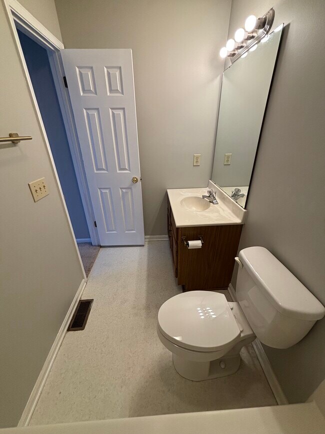 Building Photo - 2701 Thackery Rd