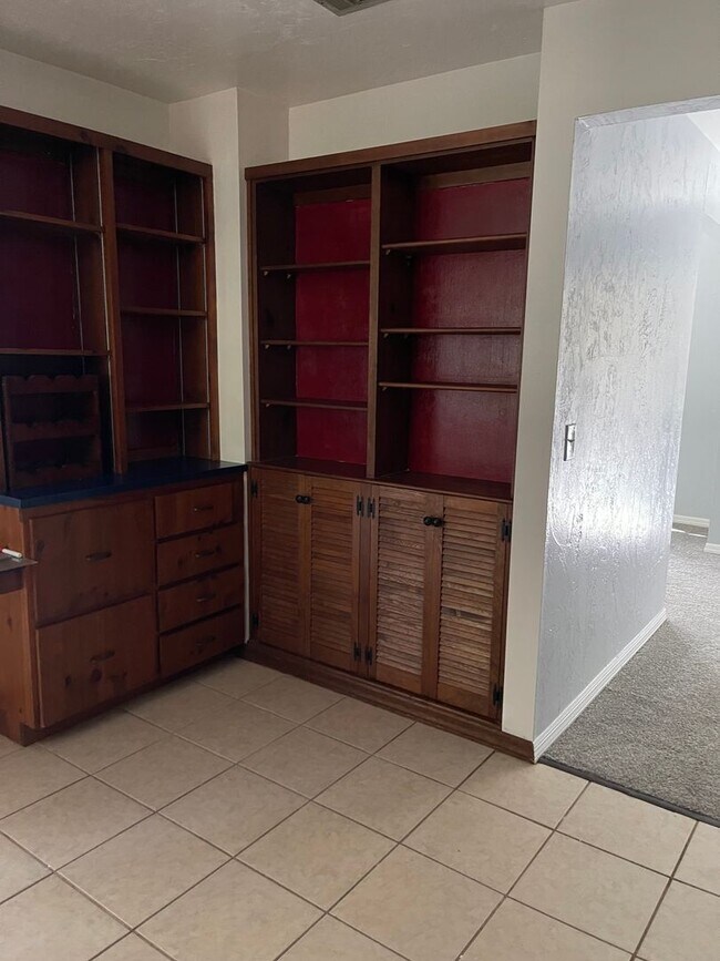 Building Photo - Spacious 2/2 with 2 Car Garage and W/D Hoo...