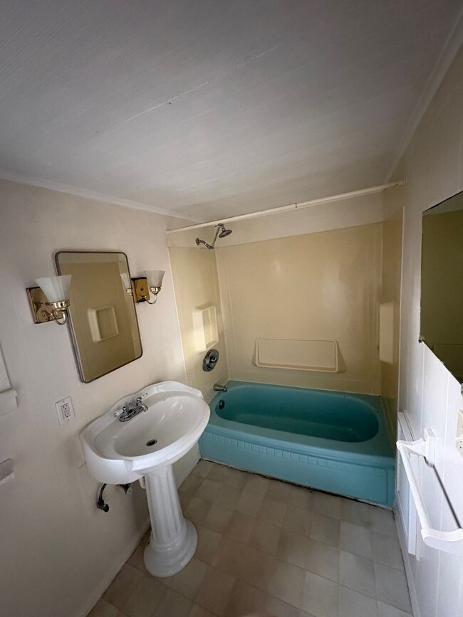 Building Photo - 00110-751/755 River RD