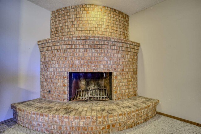 Building Photo - 308 SE Camelot Dr