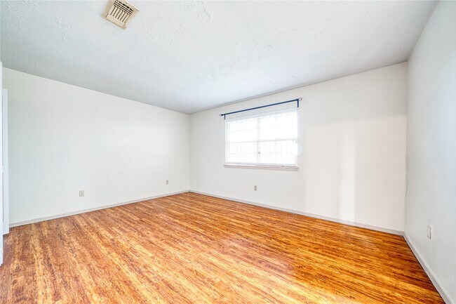Building Photo - 7811 Westbank Ave