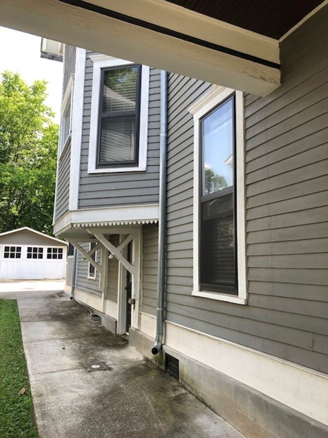 Building Photo - Great historical home! PRICE LOWERED to $2395- walking distance to downtown & WKU