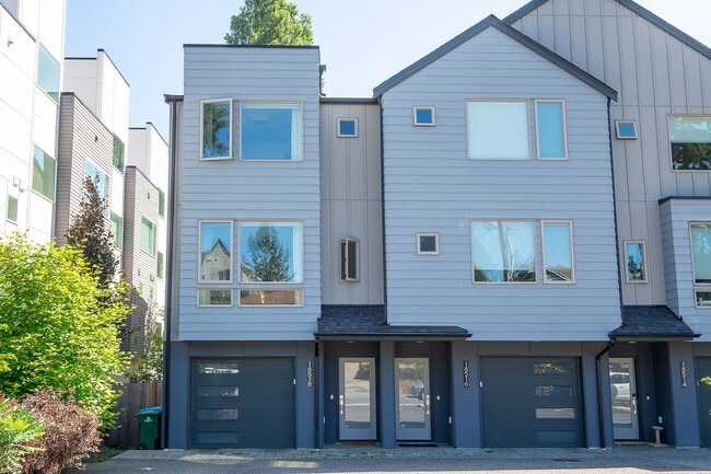 Building Photo - Impeccable Designer Townhome
