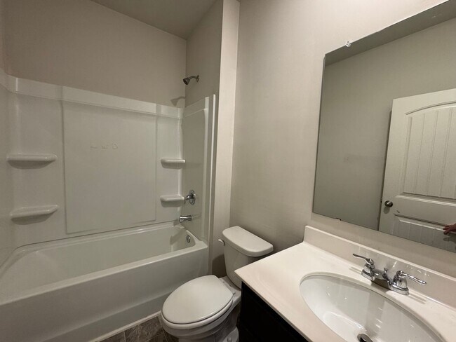 Building Photo - Spacious Like New 5 Bedroom 3 Bath Home in...