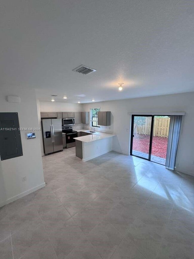 Building Photo - 1549 NE 3rd Ave