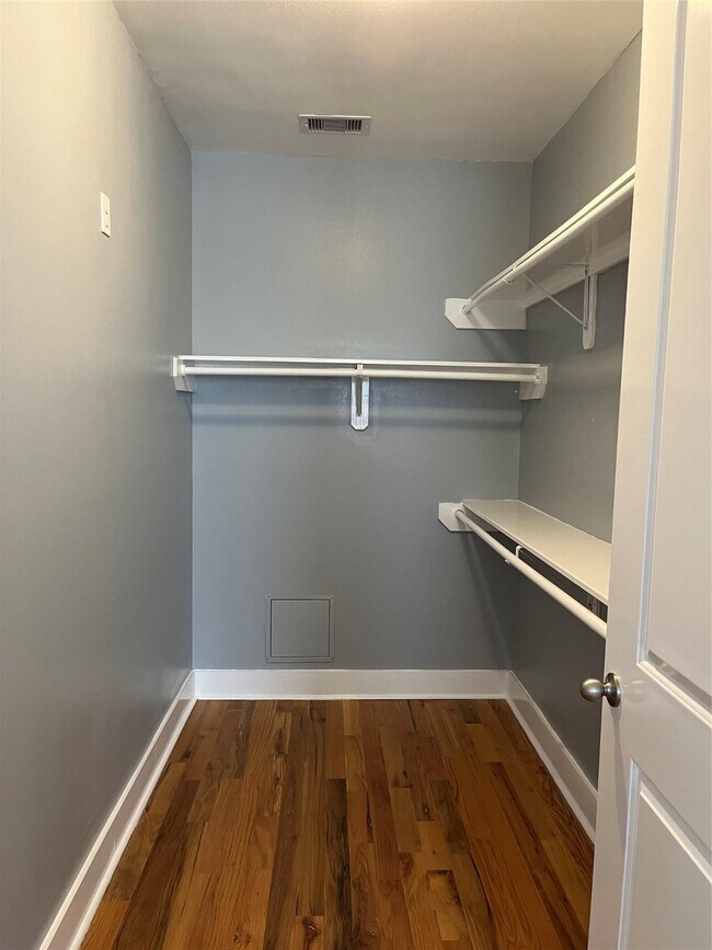 Building Photo - 315 W Clay St