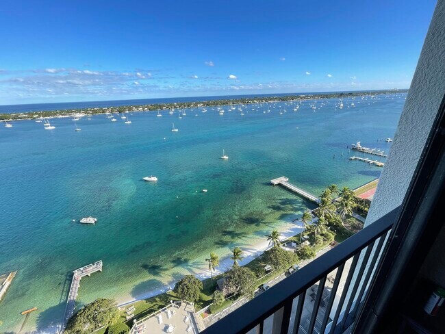 Building Photo - 5600 N Flagler Dr