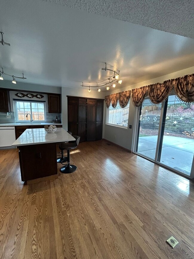 Building Photo - 5 BR/3 1/2 BA in the Desirable Meadowglen Community!!