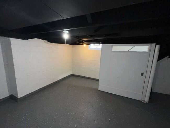 Building Photo - Spacious 3-Bedroom Colonial