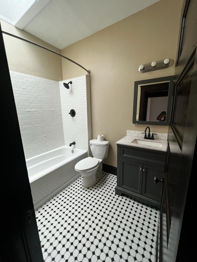 Building Photo - 1120 E 12th Ave