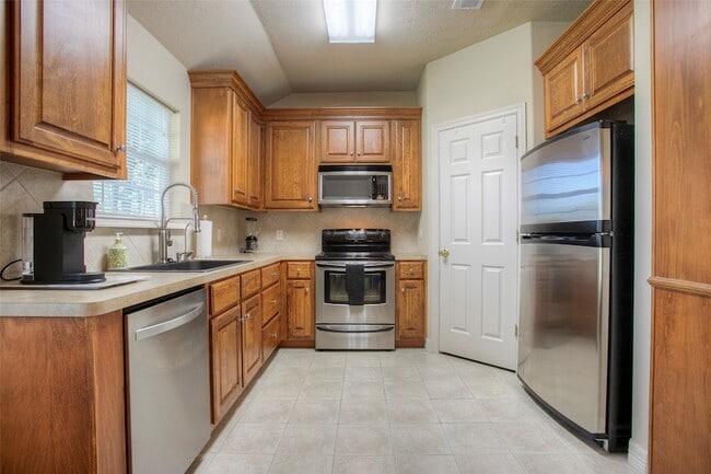 Building Photo - 824 Cherry Hills Dr