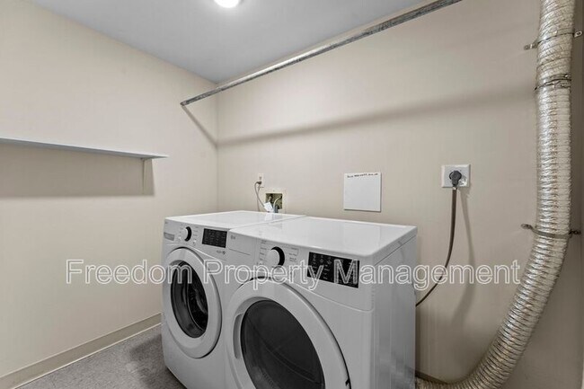 Building Photo - 8644 Sanderling Dr