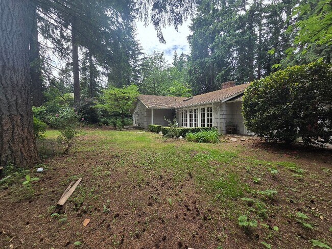 Building Photo - Private 4 Bedroom / 2.5 Bath Bridle Trails Acerage Property