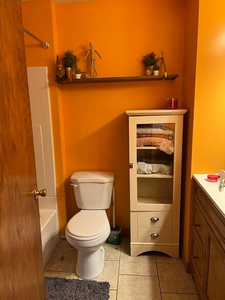 Main bathroom with tub / shower - 340 Chapman Rd