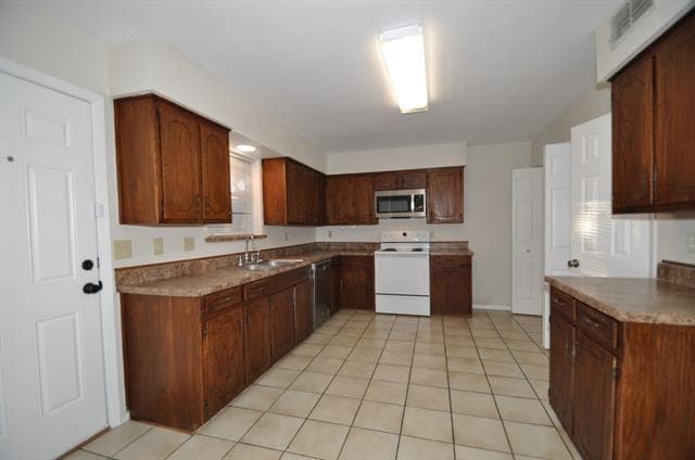 Building Photo - 2610 W Highland Dr