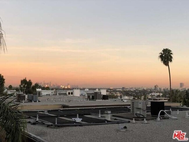 You can see DTLA from living room window! - 970 Palm Ave