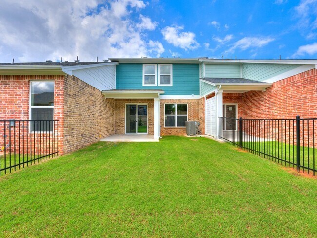 Building Photo - Luxury, Zero Maintenance Living in Edmond!