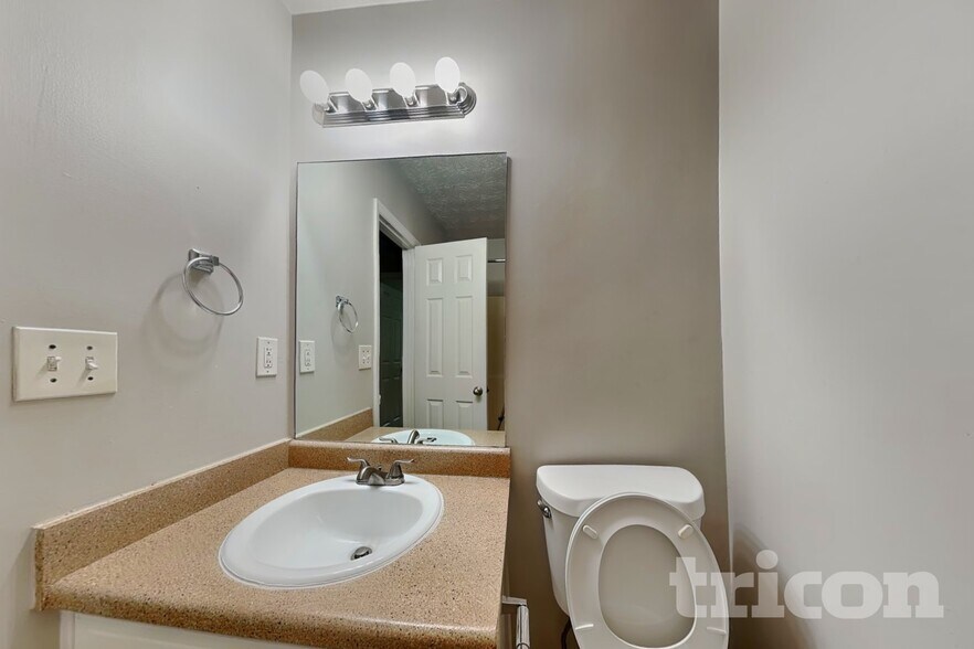 Building Photo - 270 Rosewood Dr